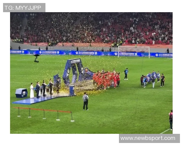 上海市足协热烈祝贺海港队在上海足球史上创造辉煌成就的壮丽篇章 上海市足协热烈祝贺海港队在上海足球史上创造辉煌成就的壮丽篇章