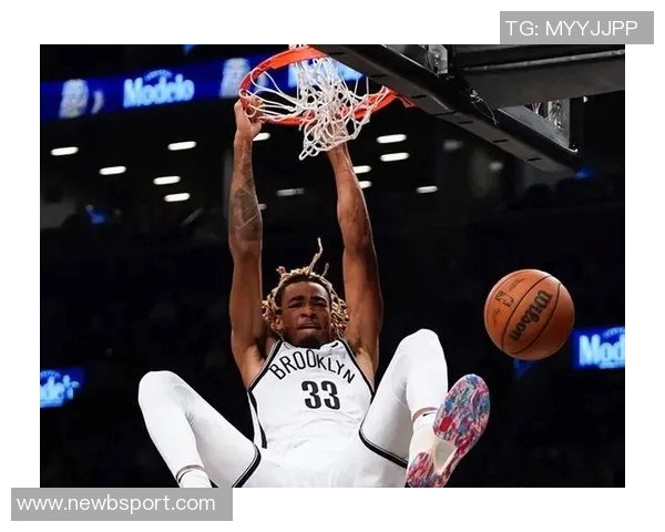 克拉克斯顿表现出色14投8中砍下21分8篮板4助攻2抢断2盖帽