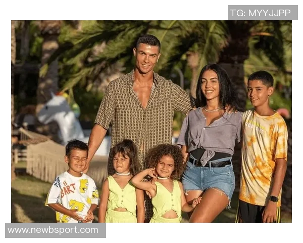 乔治娜分享与C罗及苹果CEO库克等人亲密合影引发热议 乔治娜分享与C罗及苹果CEO库克等人亲密合影引发热议