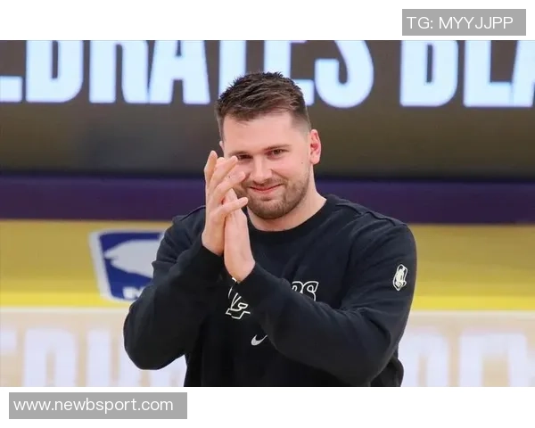 东契奇体重反弹双下巴现身腰腹部游泳圈引发关注 东契奇体重反弹双下巴现身腰腹部游泳圈引发关注