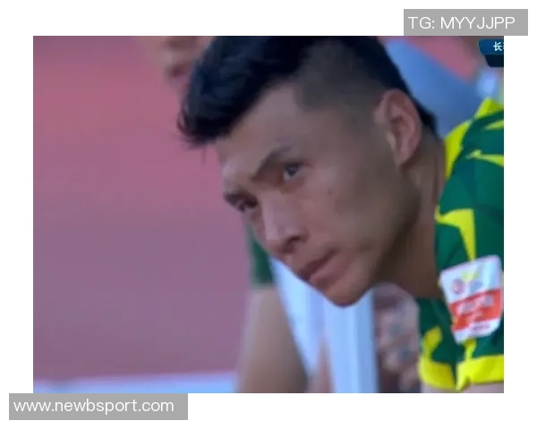 刘浩帆小禁区内解围失误险酿乌龙球队友遭殃令人捏把汗