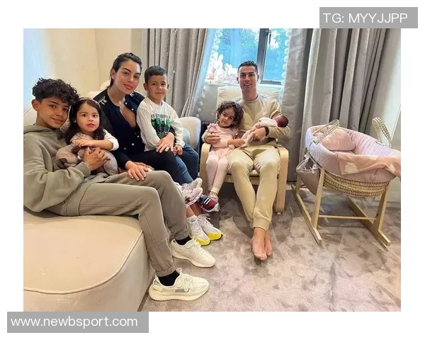 乔治娜分享与C罗及苹果CEO库克等人亲密合影引发热议 乔治娜分享与C罗及苹果CEO库克等人亲密合影引发热议